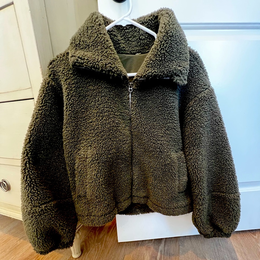 Lululemon, army green fleece jacket, size 2, excellent condition, worn once